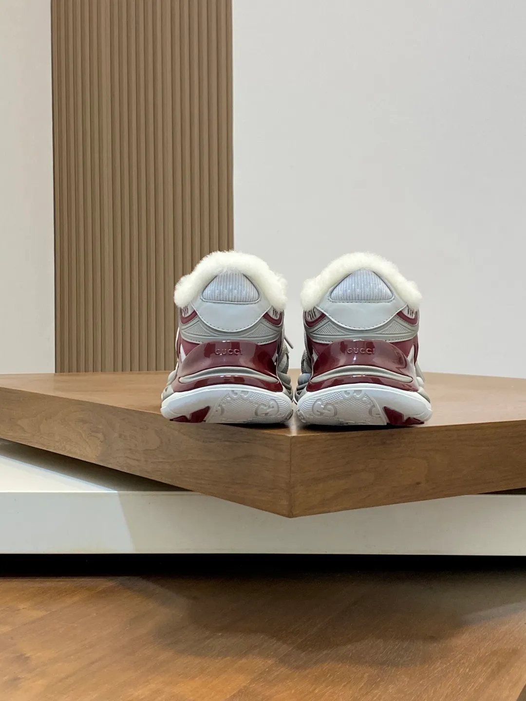 Men's men's shoes 💰980 Gucci Gucci 2.0 sneakers, retro casual shoes, original purchase, development, production. Gucci 2.0 sneakers reinterpret the brand's iconic striped webbing elements. This sneaker reinterprets the iconic details, using EVA thick soles, with a smart silhouette, bringing a stable and comfortable wearing experience. Beautiful packaging at the delivery counter. Fabric: original imported cowhide + technical fabrics. Lining: imported real wool lining. Sole: original molded ultra-light foam rubber. Bottom thickness: 4CM. Size: 39-44 (customized for 38, 45, 46)